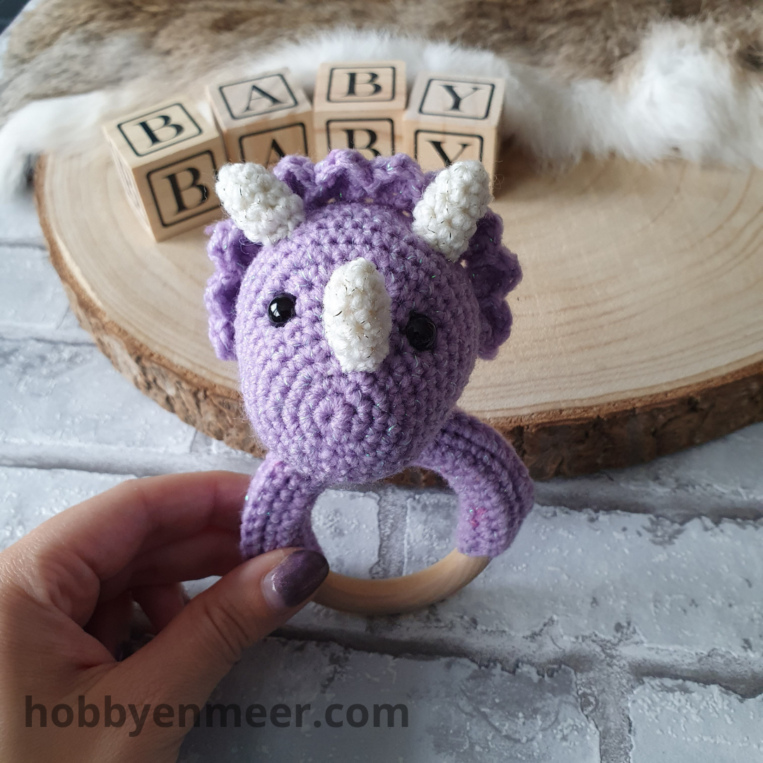 Rammelaar - Dino op houten ring - Paars - Hobby en meer