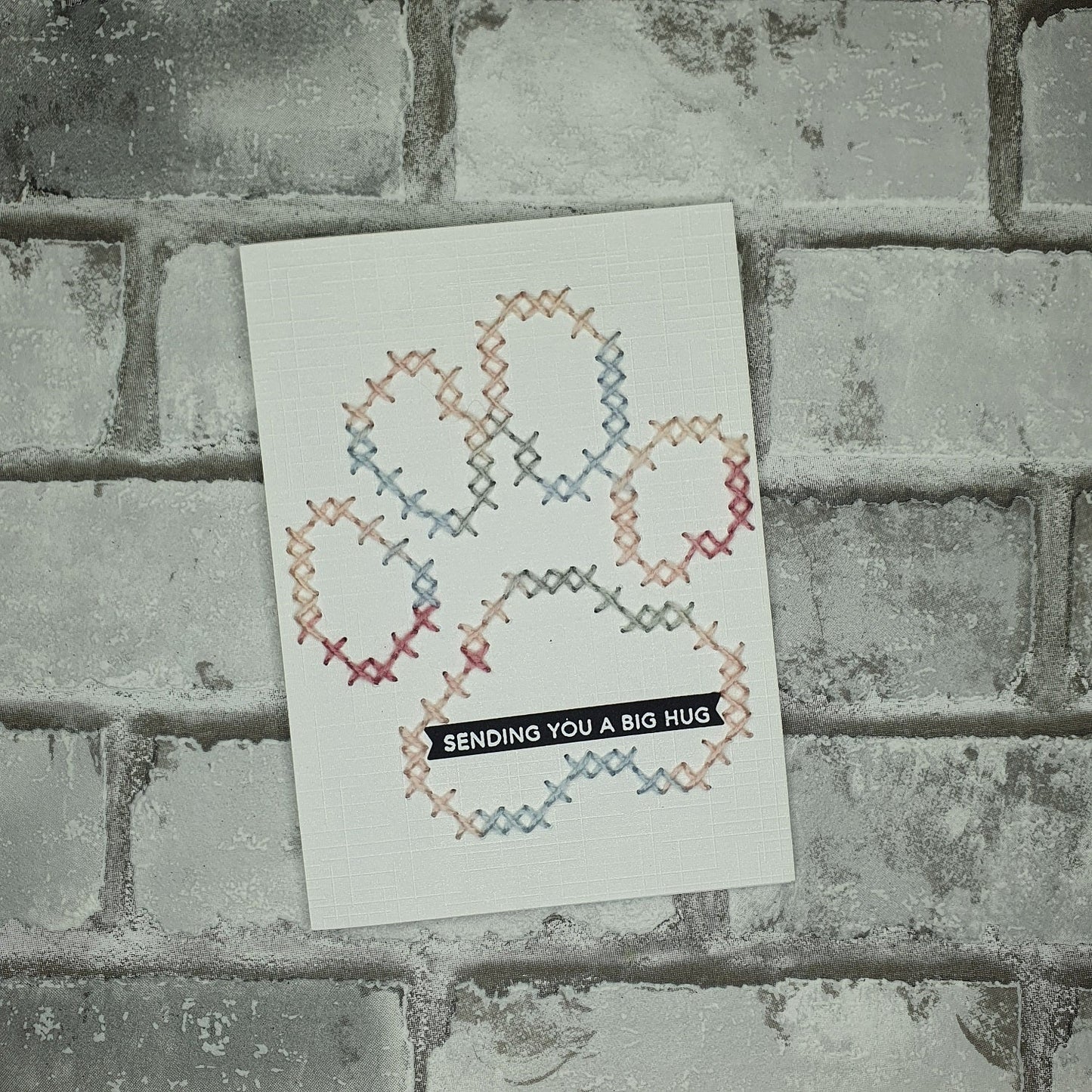 Zomaar een kaartje - Hondenpoot - geborduurd - Sending you a big hug - Hobby en meer