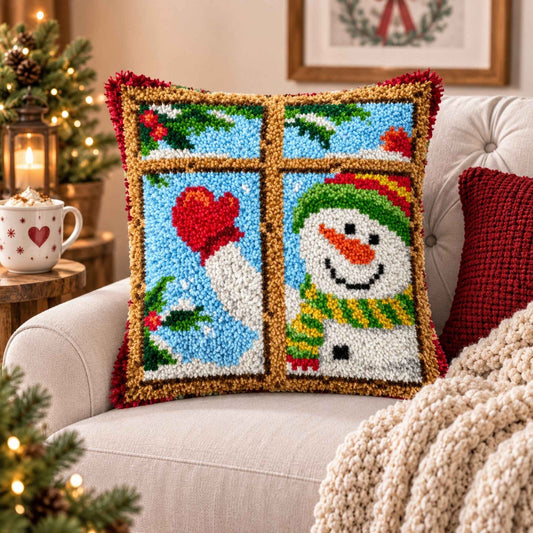 Latch Hook Kussen Sneeuwpop bij Raam 43x43 cm – Compleet DIY Pakket