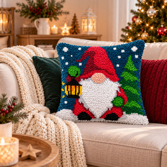 Latch Hook Kussen Gnome in de Sneeuw 43x43 cm – Compleet DIY Pakket
