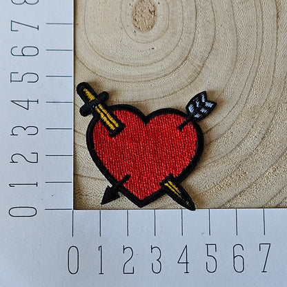 Strijk embleem - Iron on Patch - Hart met pijl en zwaard