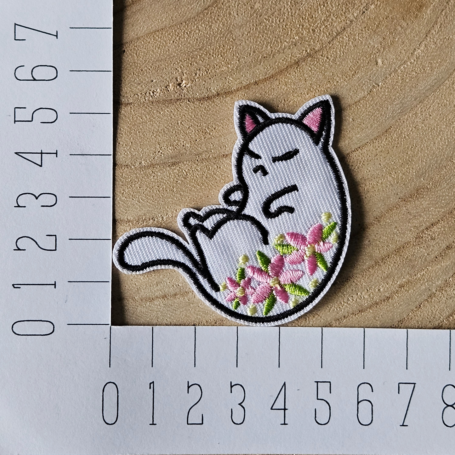 Strijk embleem - Iron on Patch - Witte kat met bloemen