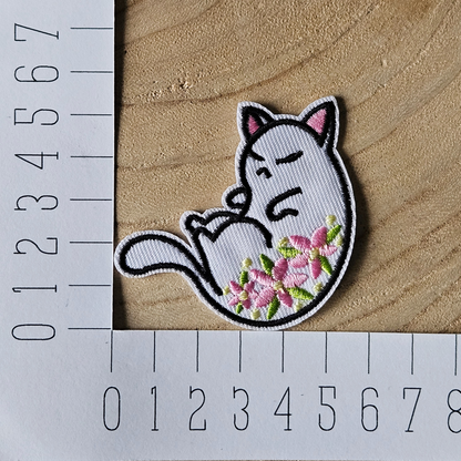 Strijk embleem - Iron on Patch - Witte kat met bloemen