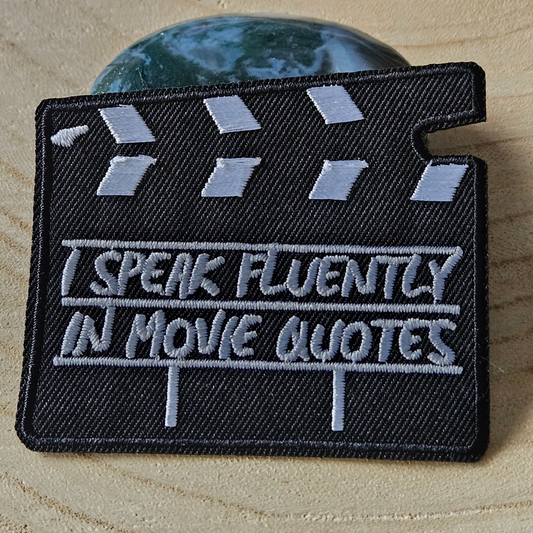Strijk embleem - Iron on Patch - Film klapper - I speak fluently in movie quotes