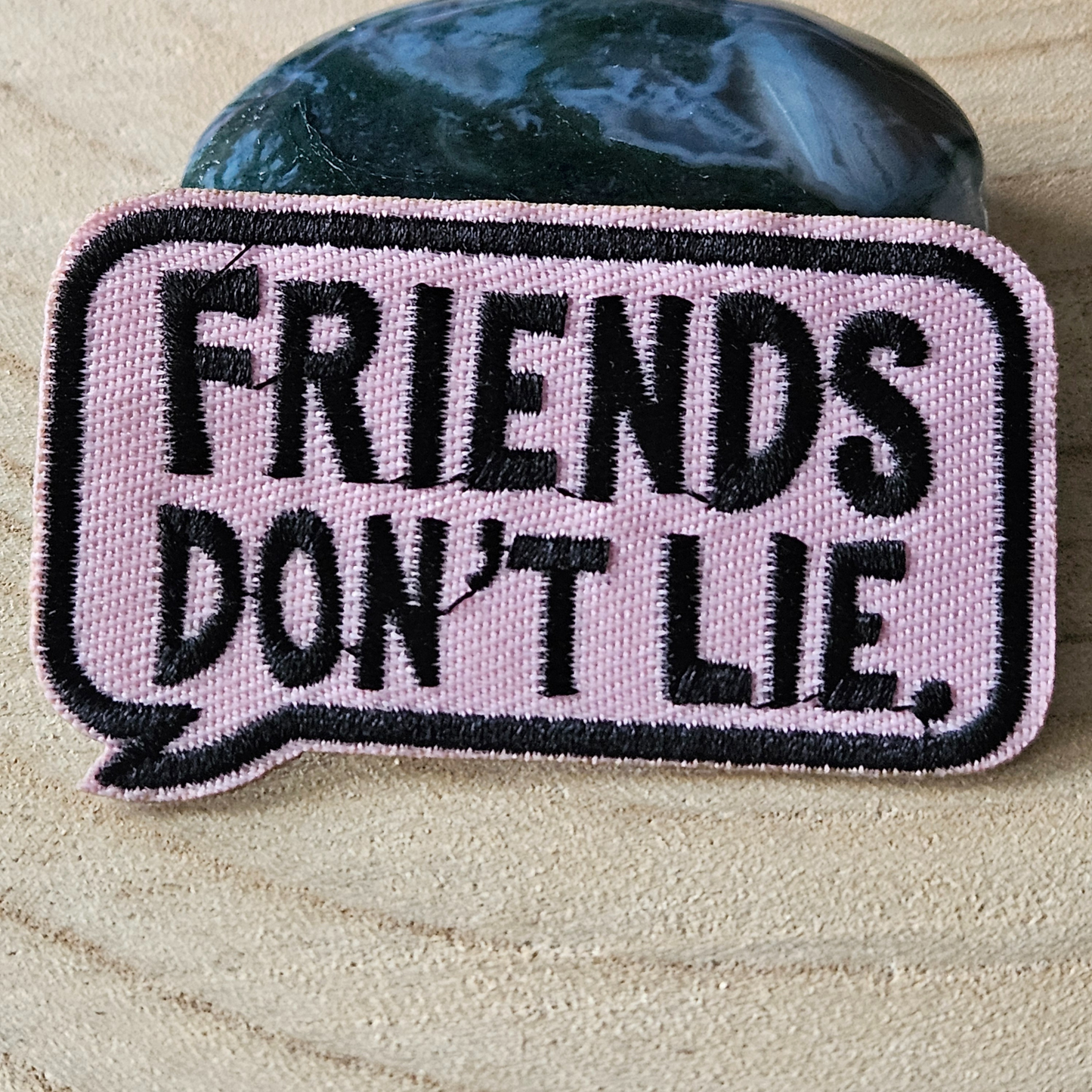 Strijk embleem - Iron on Patch - Friends don't lie