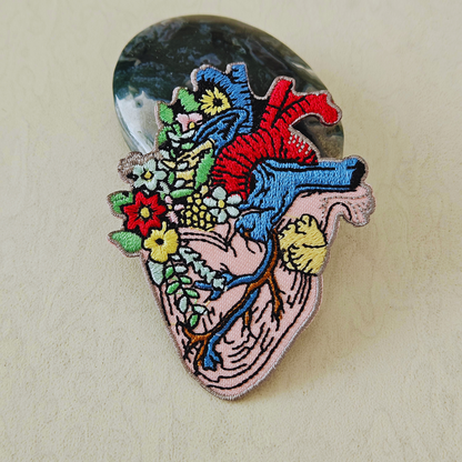 Strijk embleem  -  Iron on Patch - Hart met bloemen