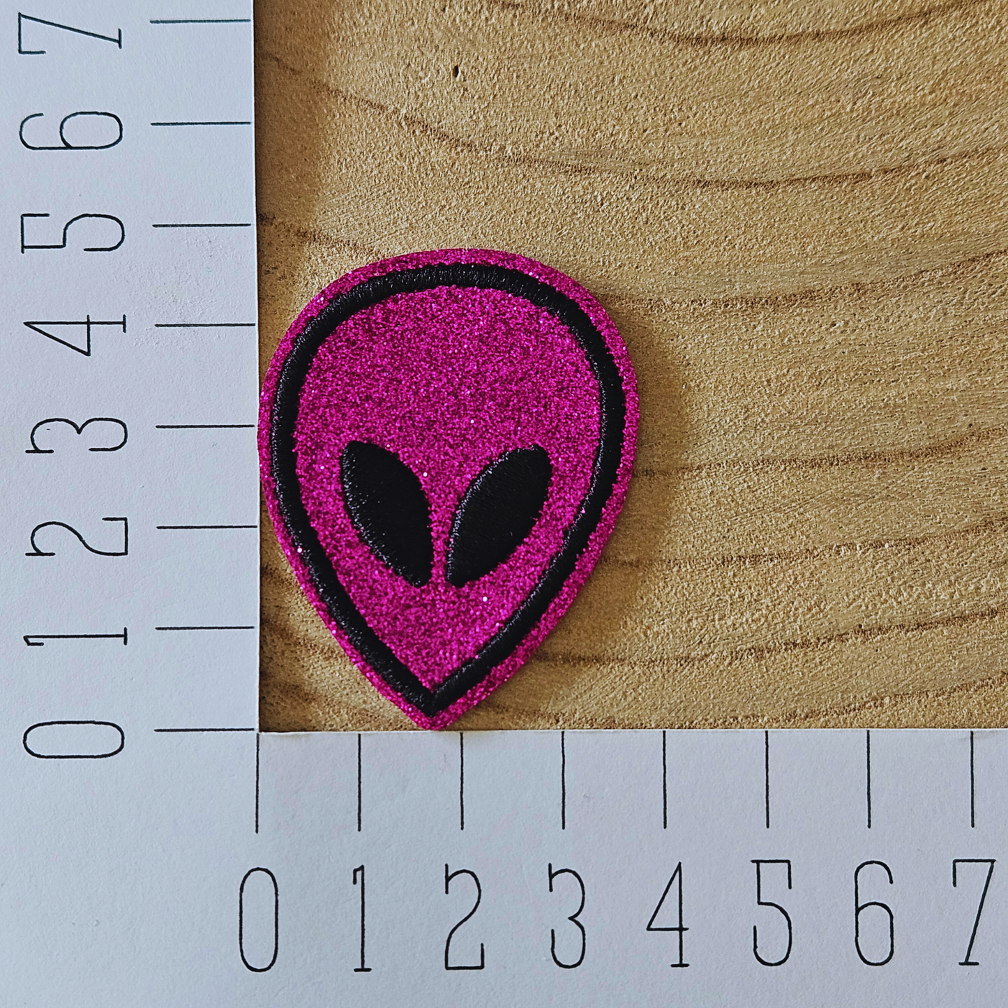 Strijk embleem  -  Iron on Patch - Paarse alien