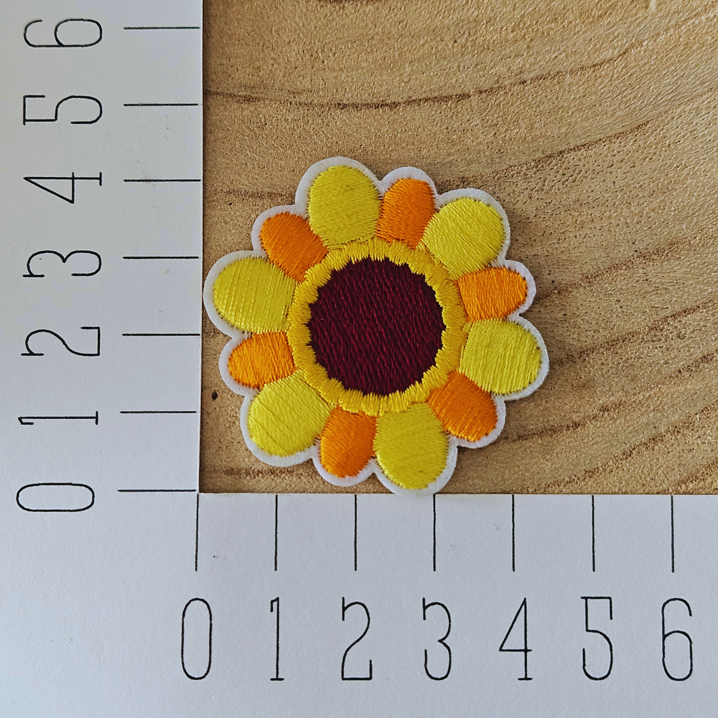 Strijk embleem  -  Iron on Patch - Geel bloemetje
