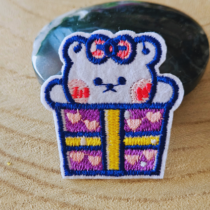 Strijk embleem  -  Iron on Patch - Beertje in cadeau box