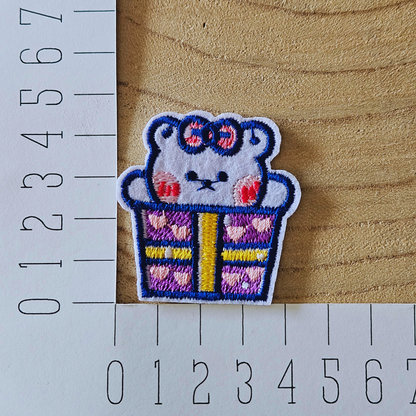 Strijk embleem  -  Iron on Patch - Beertje in cadeau box