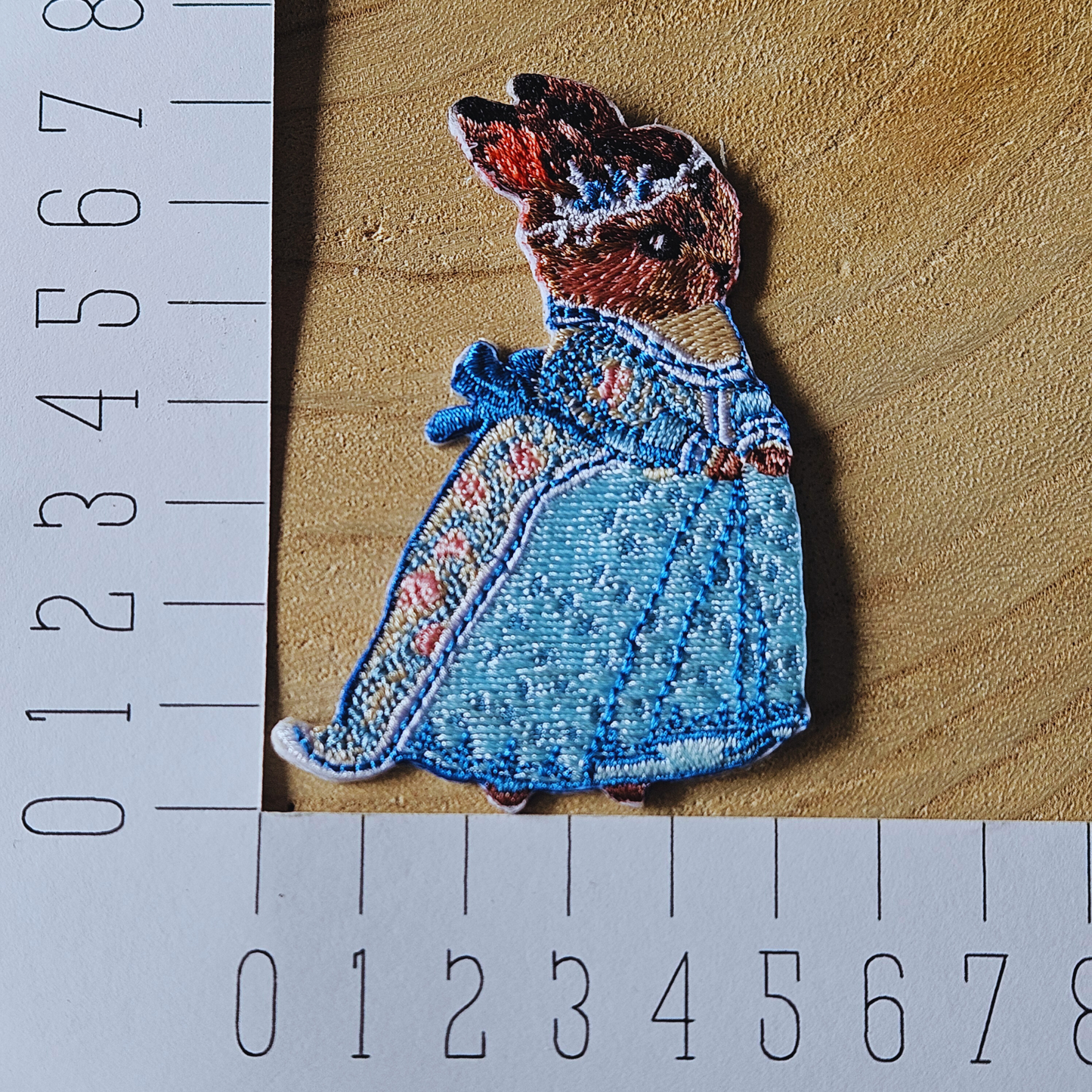 Strijk embleem  -  Iron on Patch - Konijn in blauwe jurk
