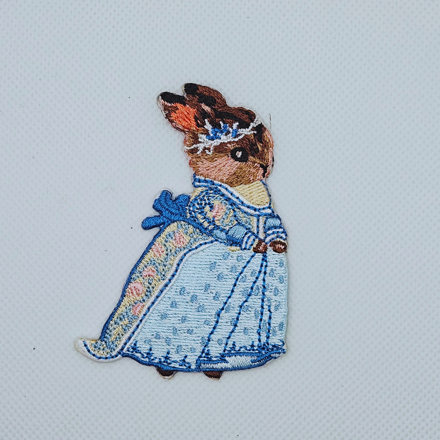Strijk embleem  -  Iron on Patch - Konijn in blauwe jurk