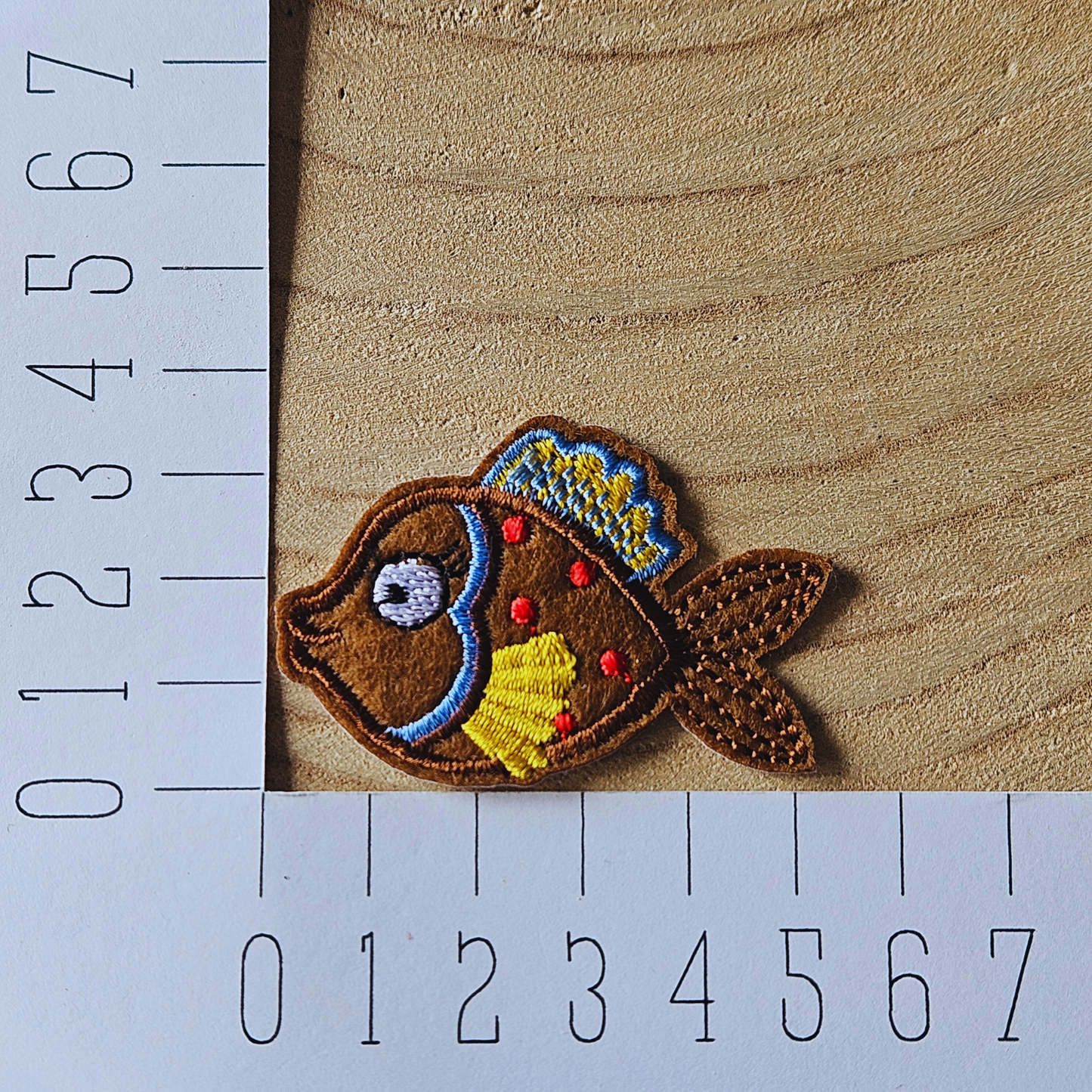 Strijk embleem  -  Iron on Patch - Vis bruin