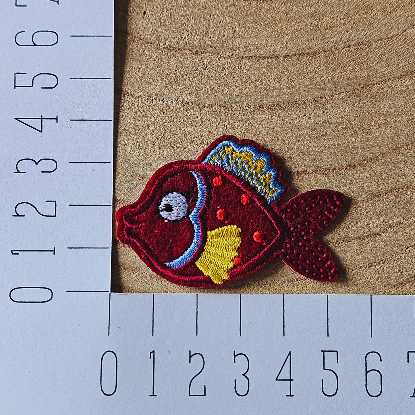 Strijk embleem  -  Iron on Patch - Vis donker rood