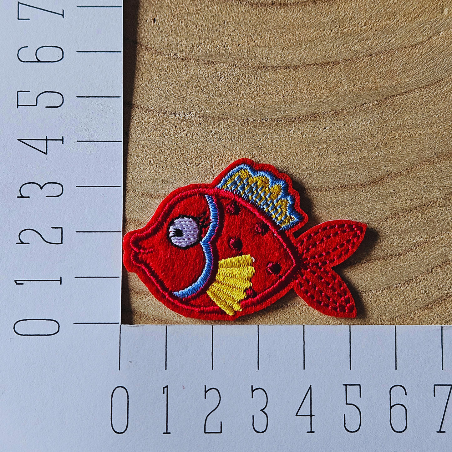 Strijk embleem  -  Iron on Patch - Vis rood