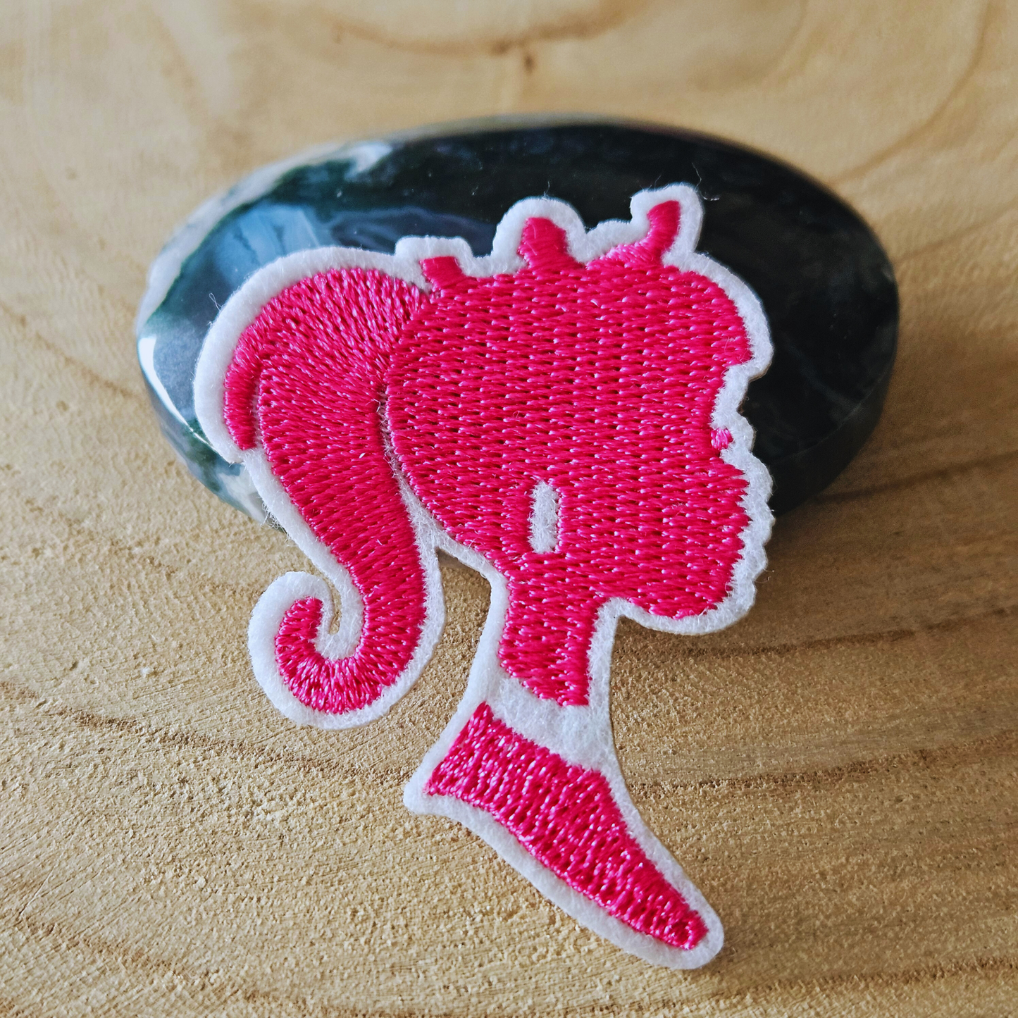 Strijk embleem  -  Iron on Patch - Roze vrouw met kroon