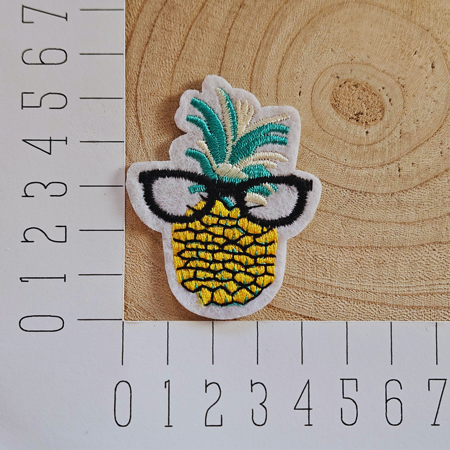Strijk embleem  -  Iron on Patch - Ananas met bril