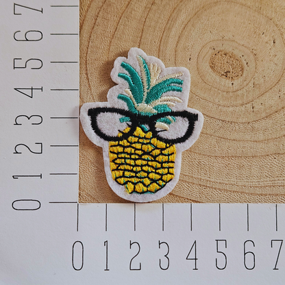 Strijk embleem  -  Iron on Patch - Ananas met bril