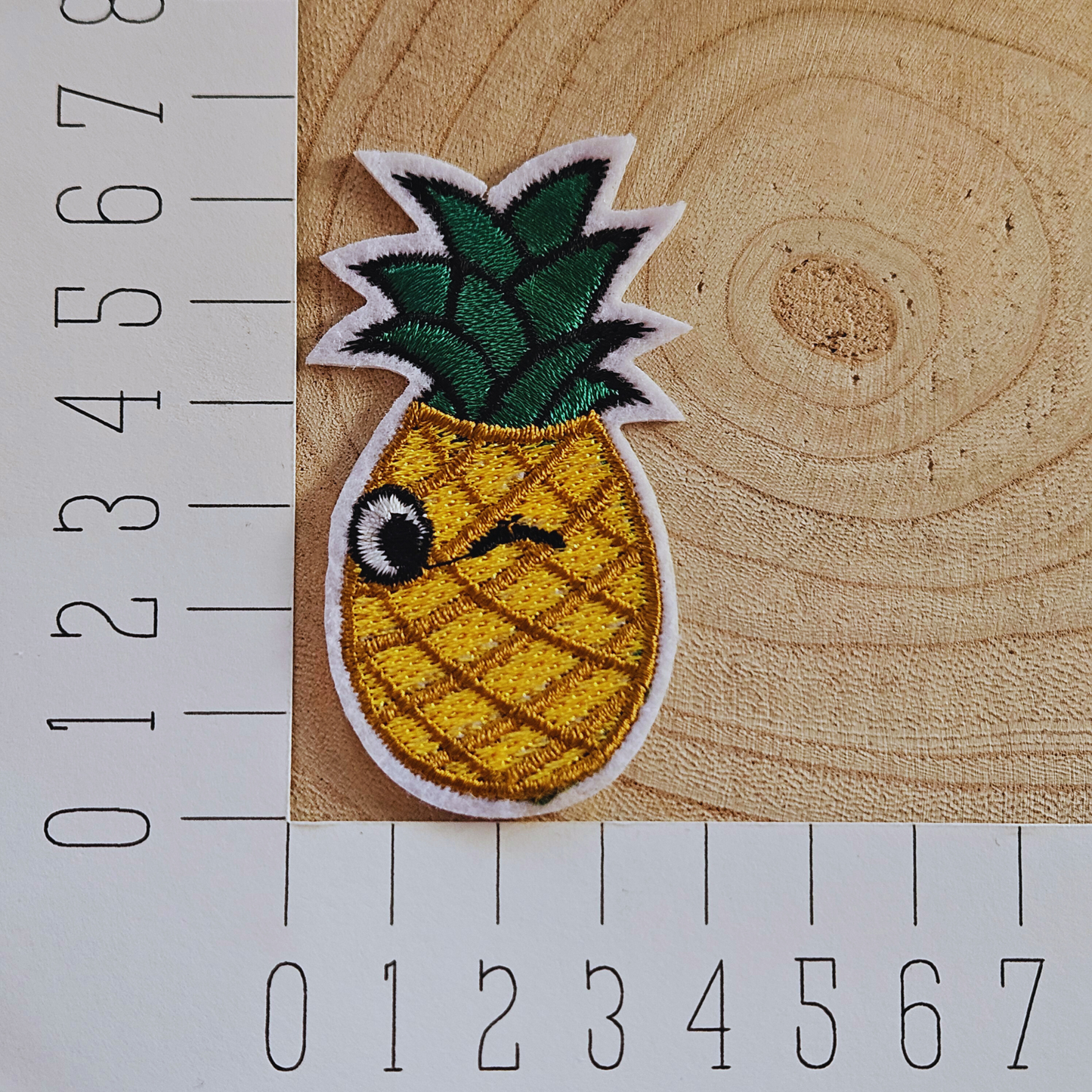 Strijk embleem  -  Iron on Patch - Ananas knopoog