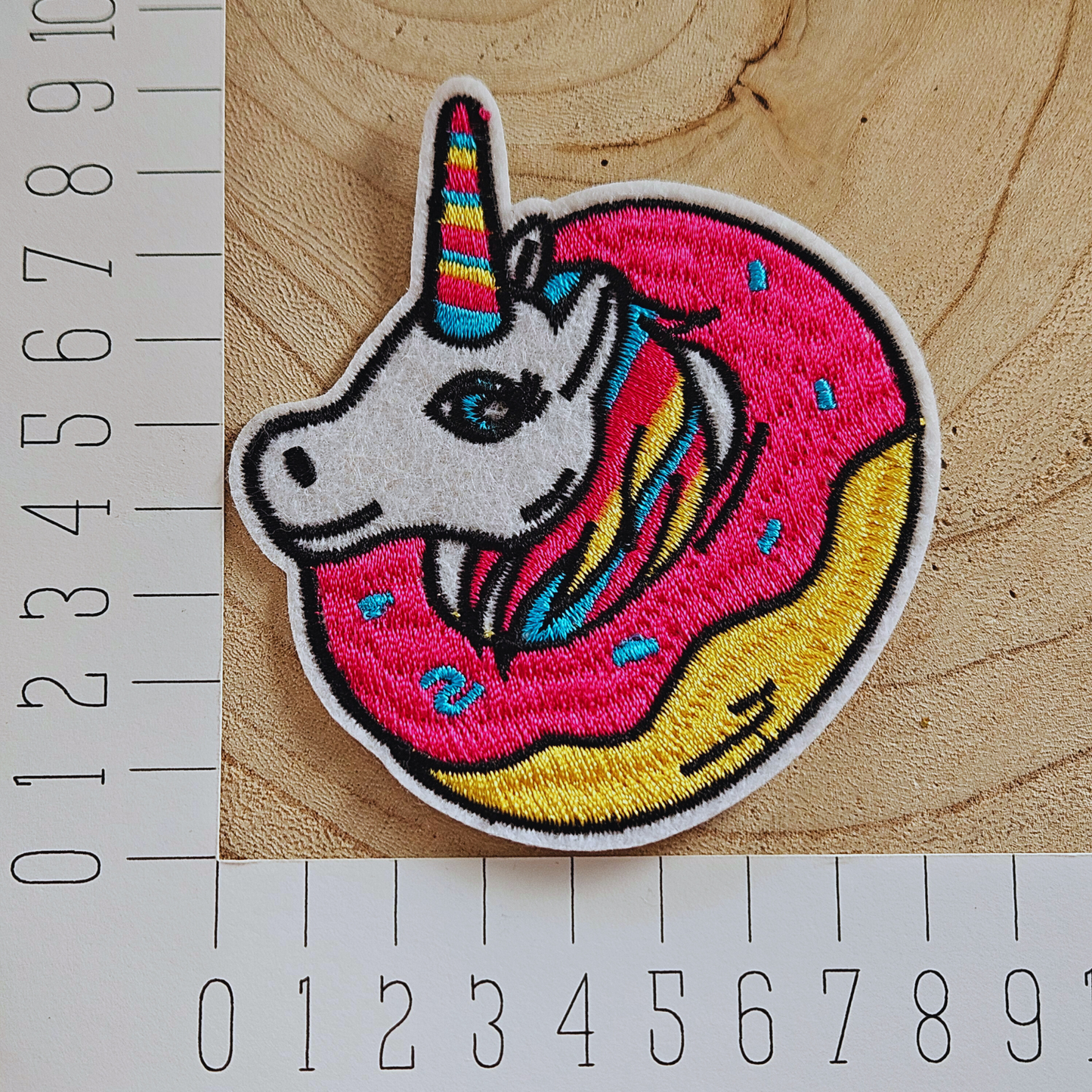 Strijk embleem  -  Iron on Patch - Eenhoorn donut