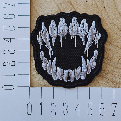Strijk embleem  -  Iron on Patch - Mond met tanden