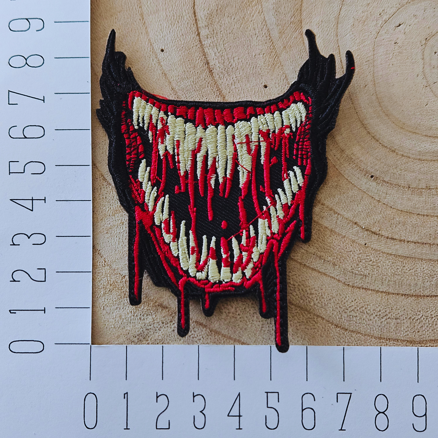 Strijk embleem  -  Iron on Patch - Mond met tanden