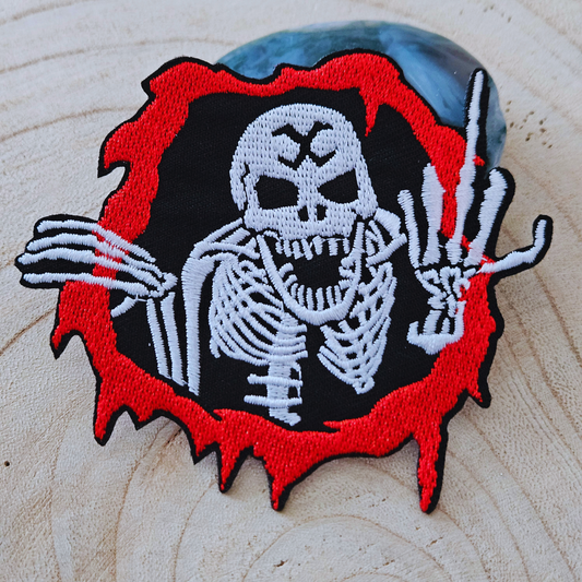 Strijk embleem  -  Iron on Patch - Skelet met middelvinger