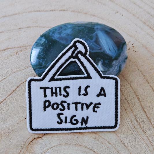 Strijk embleem  -  Iron on Patch - This is a positive sign