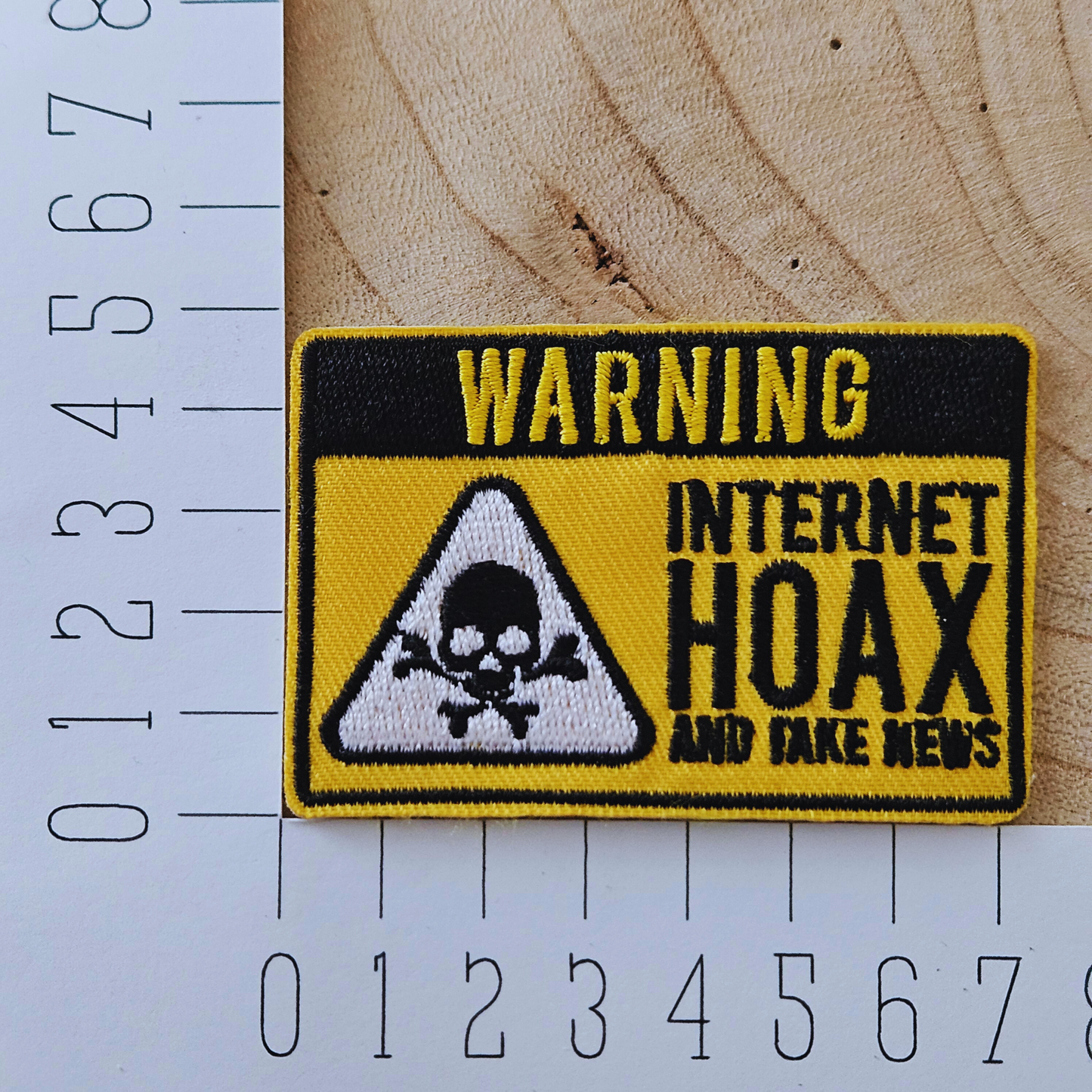 Strijk embleem  -  Iron on Patch - Warning internet hoax and fake news