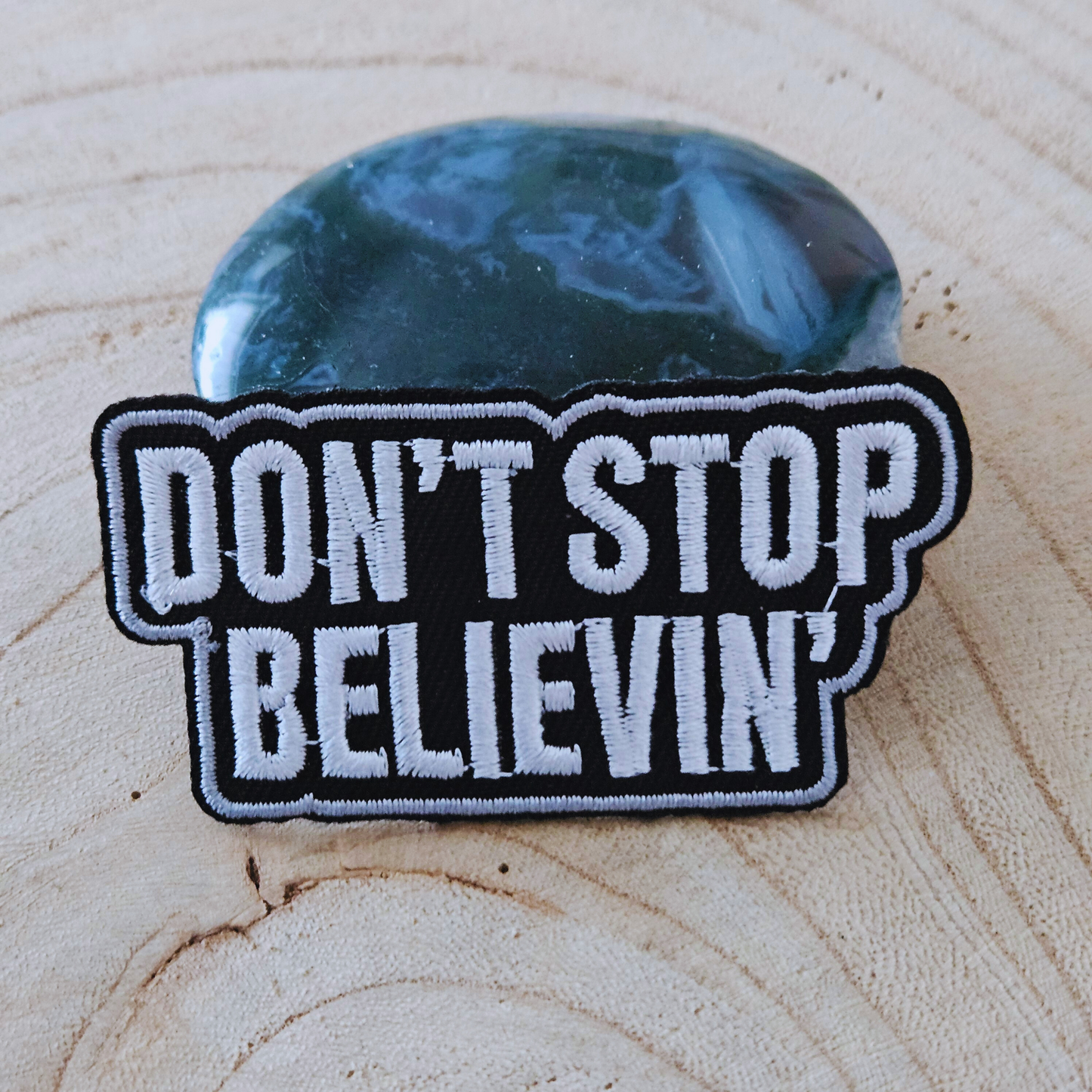 Strijk embleem  -  Iron on Patch - Don't stop believin'
