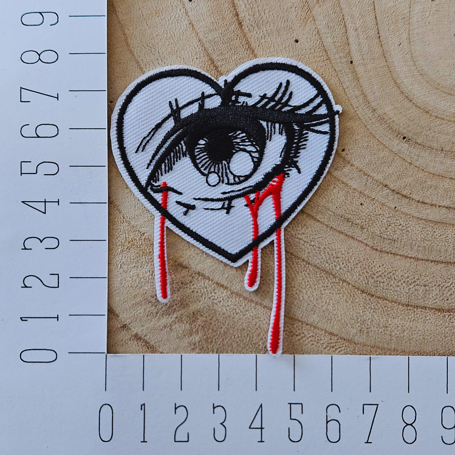 Strijk embleem  -  Iron on Patch - Hart huilend oog