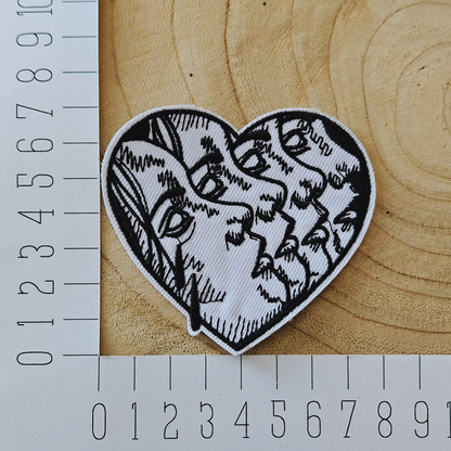 Strijk embleem  -  Iron on Patch - Hart met gezichten