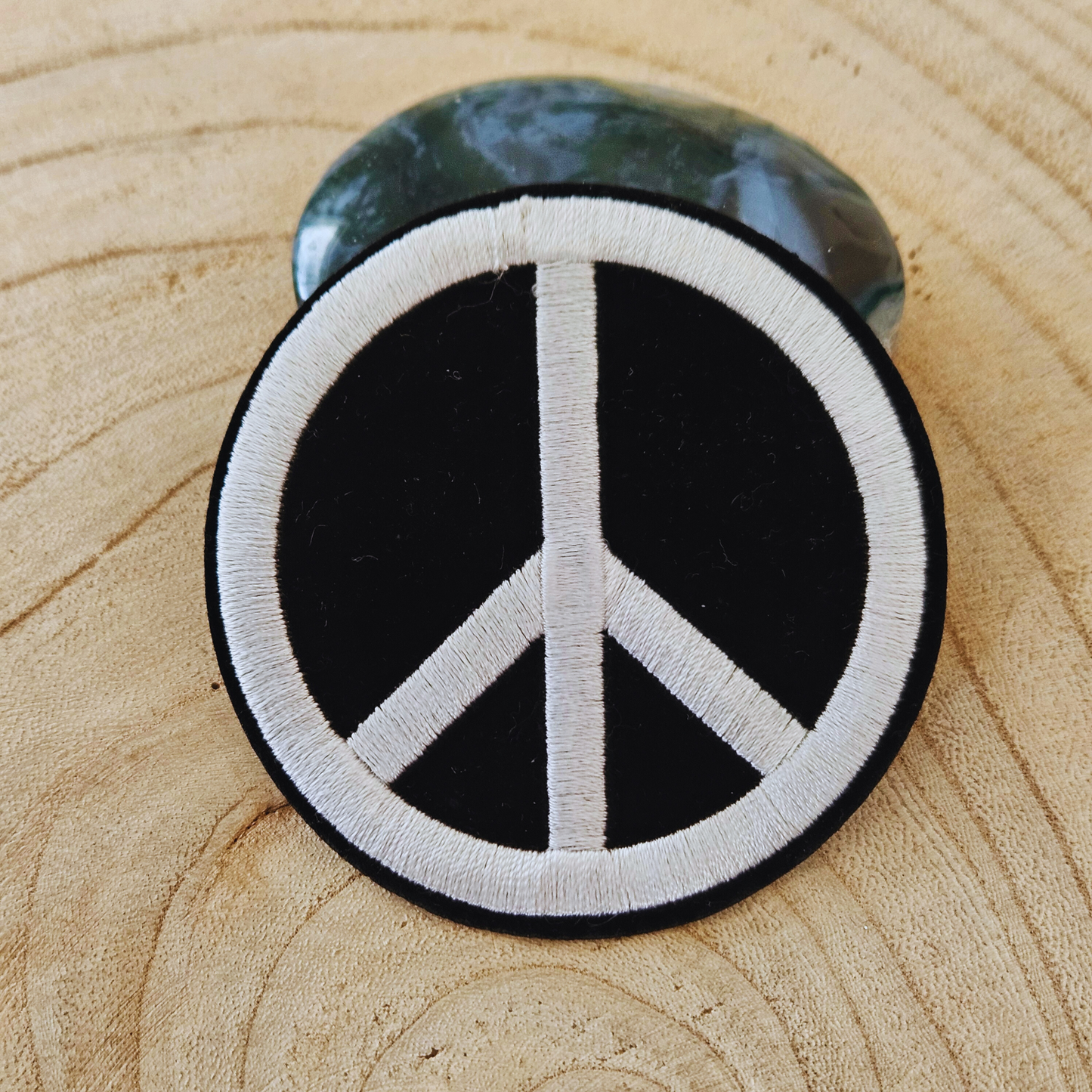Strijk embleem  -  Iron on Patch - Vredesteken wit