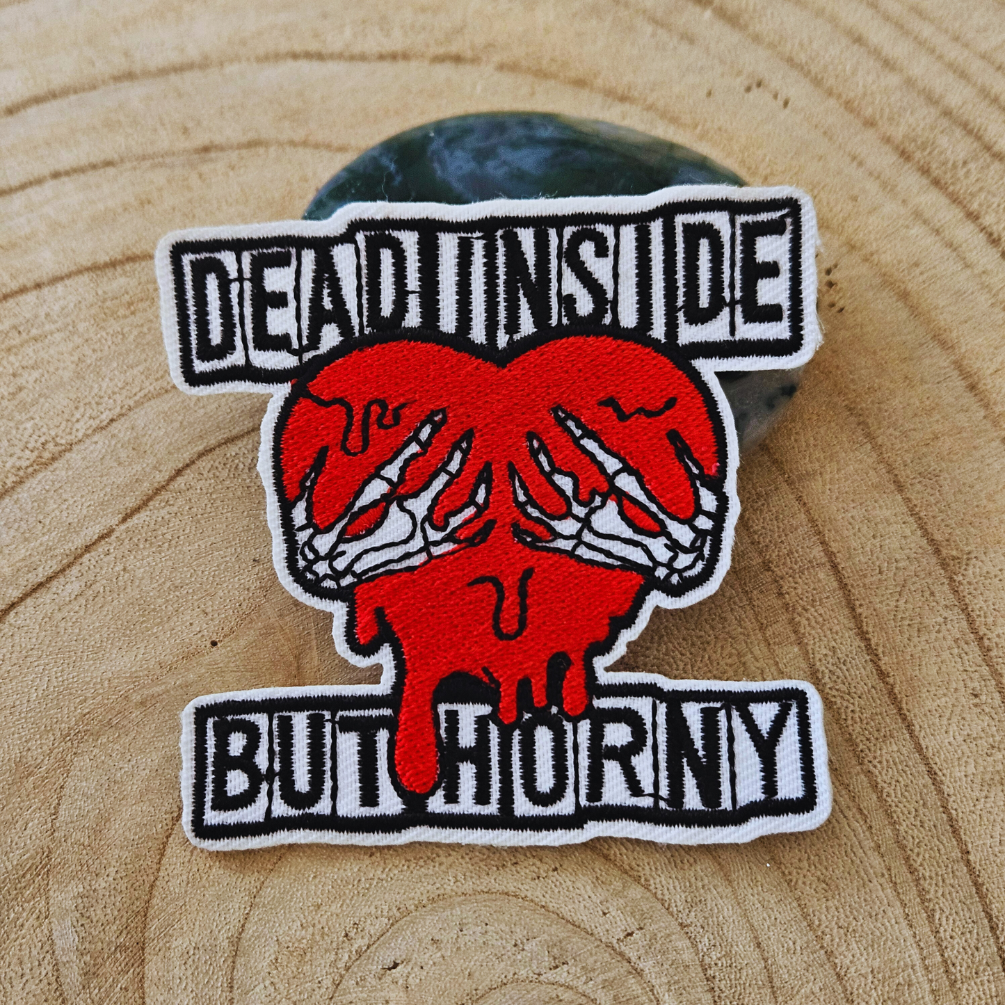 Strijk embleem  -  Iron on Patch - Dead inside but horny