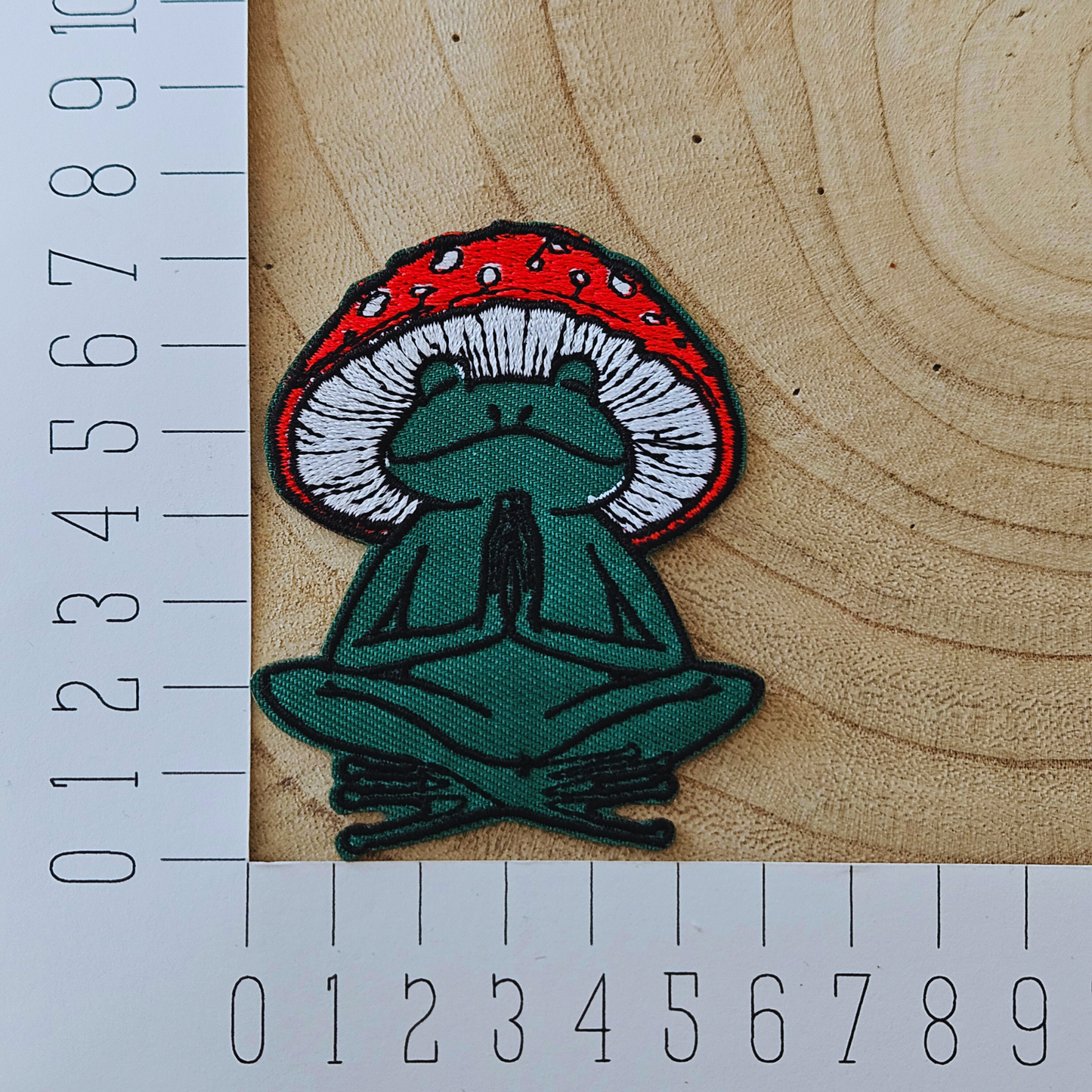 Strijk embleem  -  Iron on Patch - Kikker paddenstoel hoed