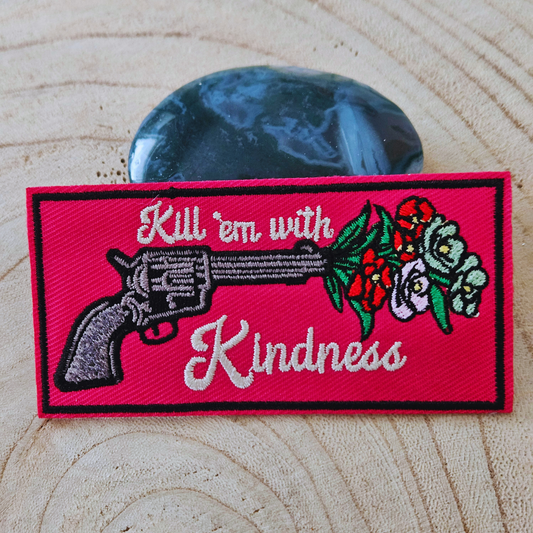Strijk embleem  -  Iron on Patch -  Pistool Kill em with kindness