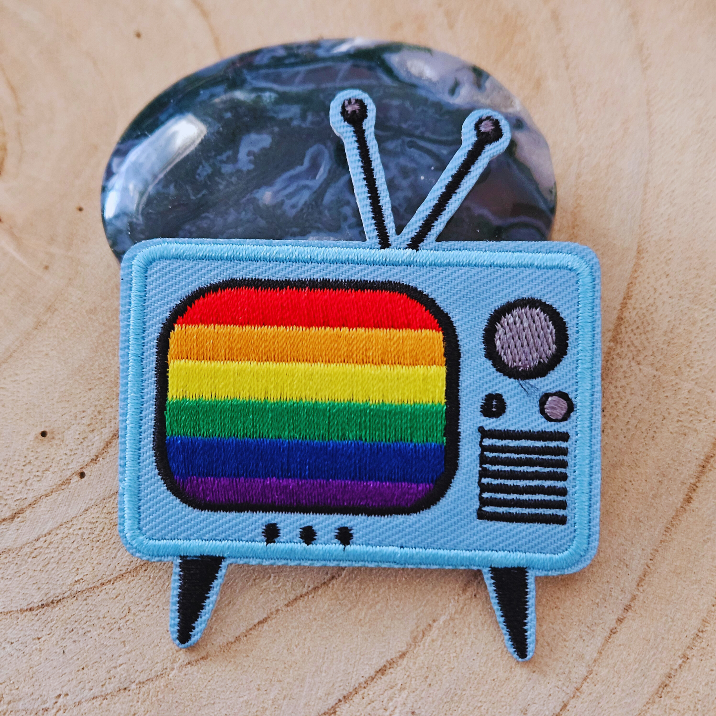 Strijk embleem  -  Iron on Patch - TV beeld buis regenboog