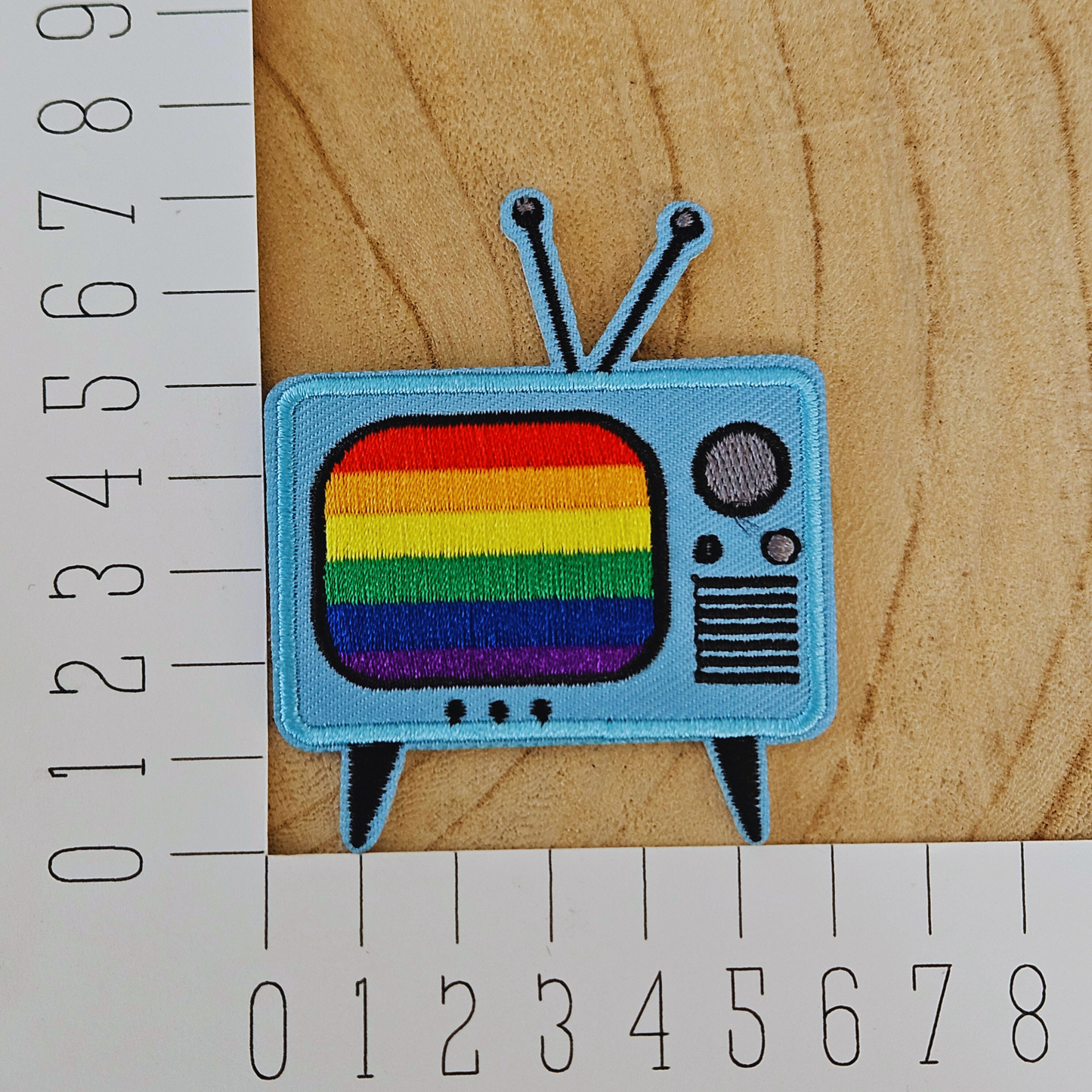 Strijk embleem  -  Iron on Patch - TV beeld buis regenboog