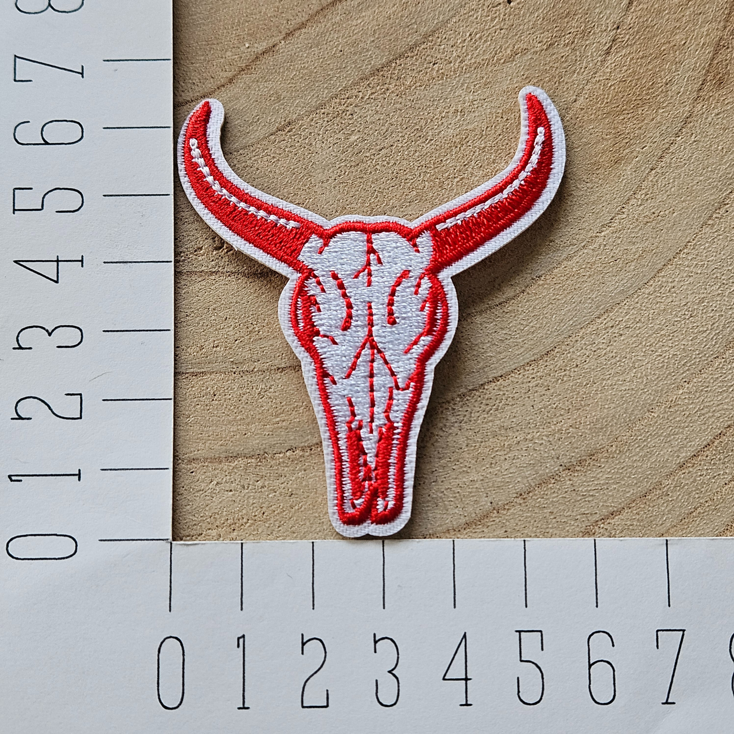 Strijk embleem  -  Iron on Patch - Rood runderschedel