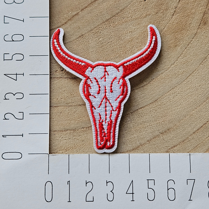 Strijk embleem  -  Iron on Patch - Rood runderschedel