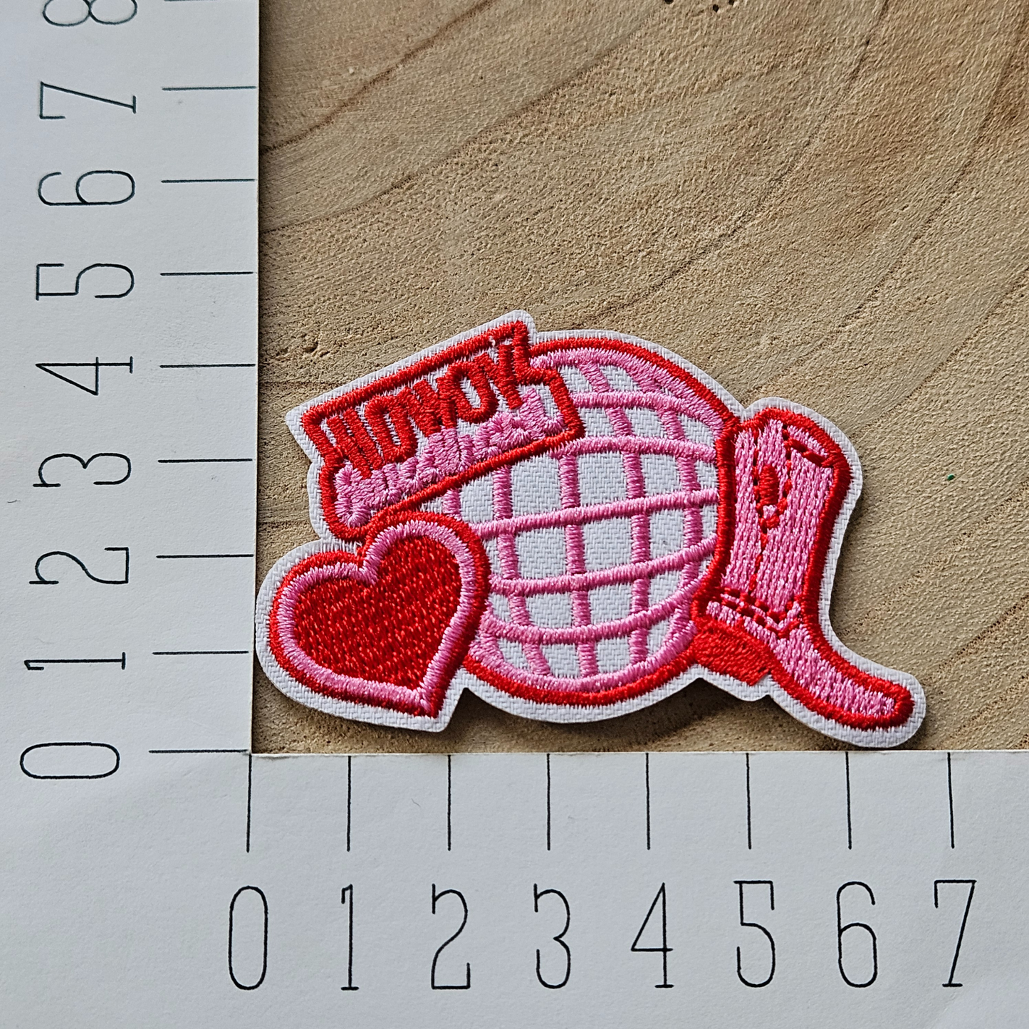 Strijk embleem  -  Iron on Patch - Roze discobal met laars en hart
