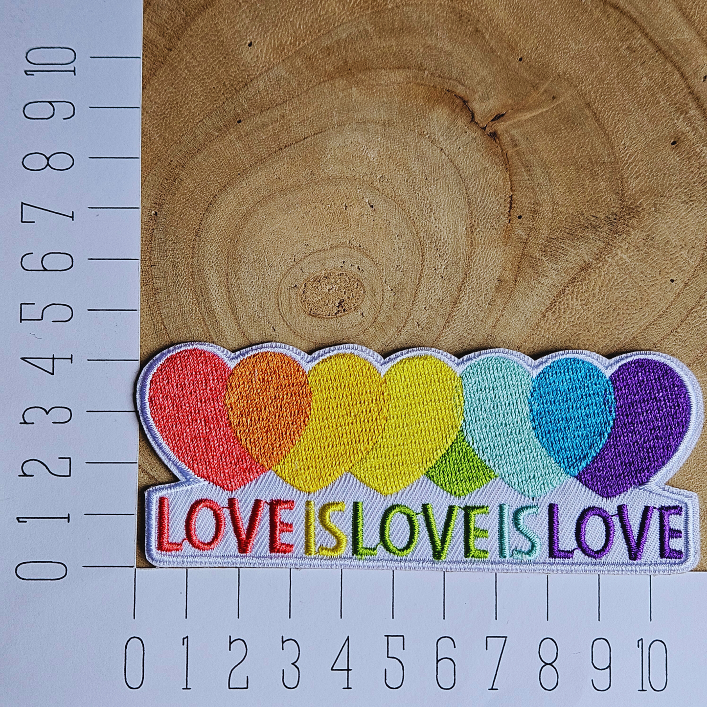 Strijk embleem  -  Iron on Patch - Love is regenboog hartjes