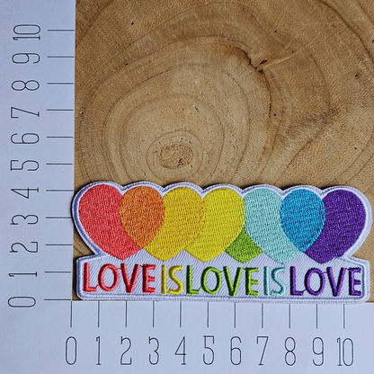 Strijk embleem  -  Iron on Patch - Love is regenboog hartjes