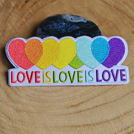 Strijk embleem  -  Iron on Patch - Love is regenboog hartjes