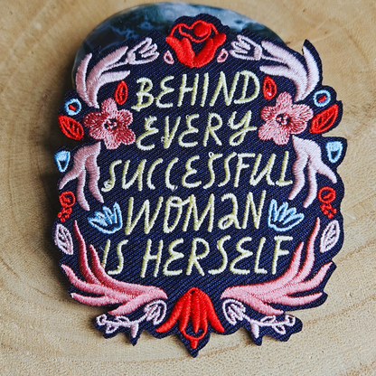 Strijk embleem  -  Iron on Patch - Behind every successfull woman is herself
