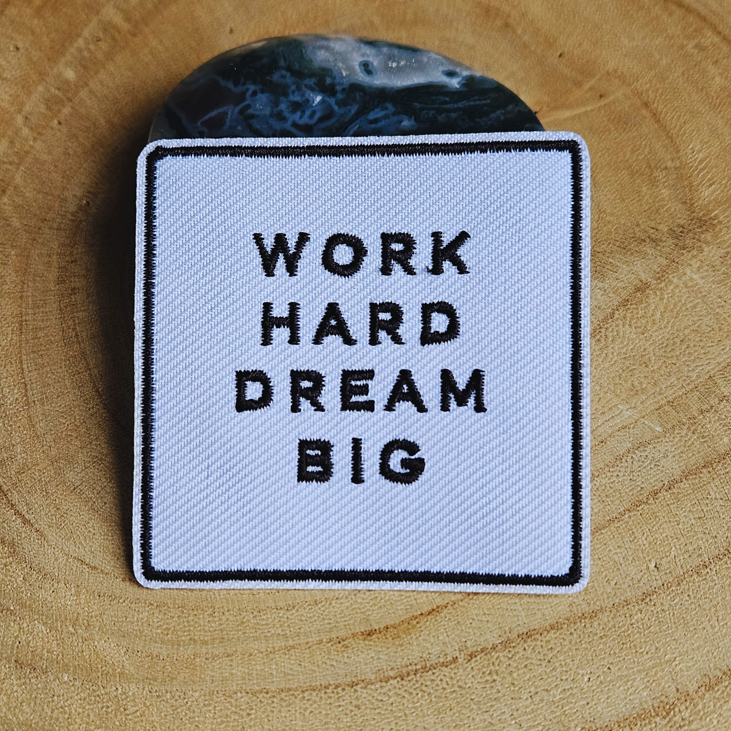 Strijk embleem  -  Iron on Patch - Work hard dream big