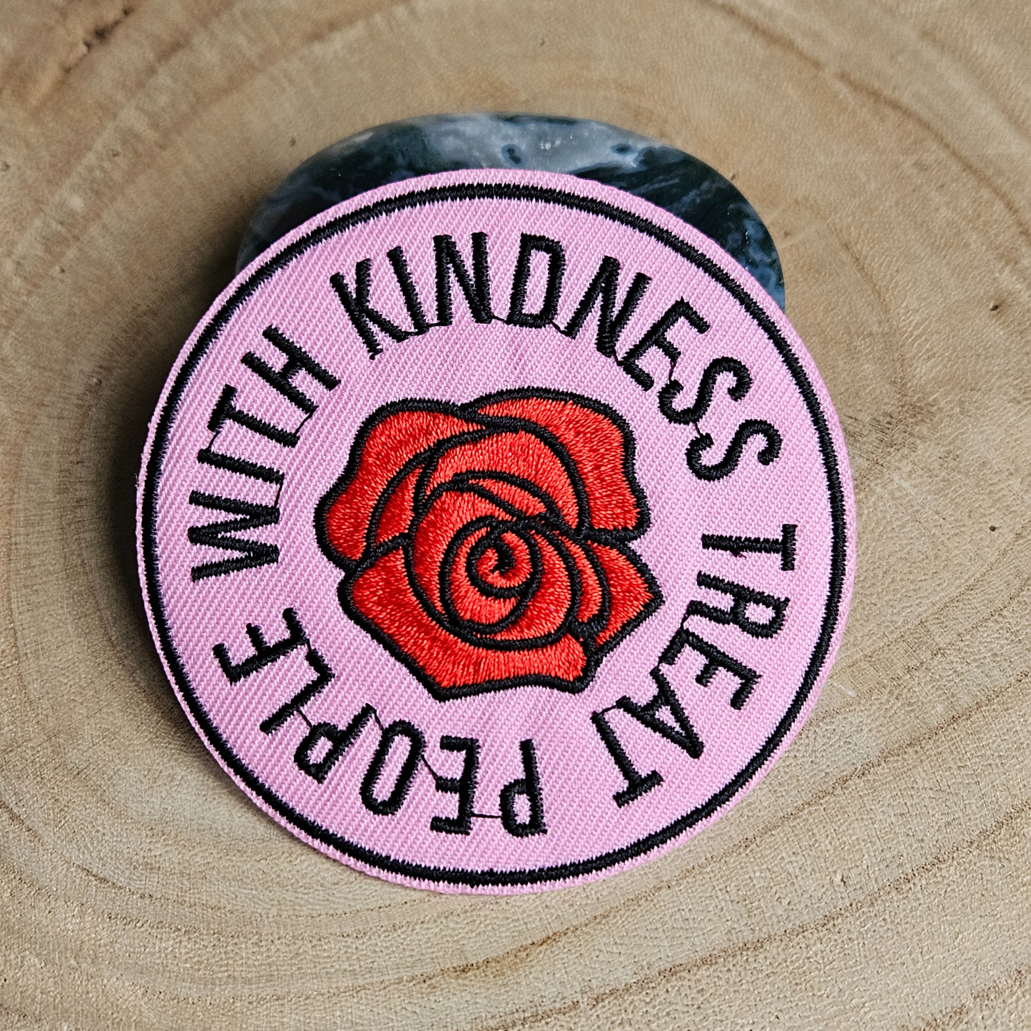 Strijk embleem  -  Iron on Patch - Roos treat people with kindness