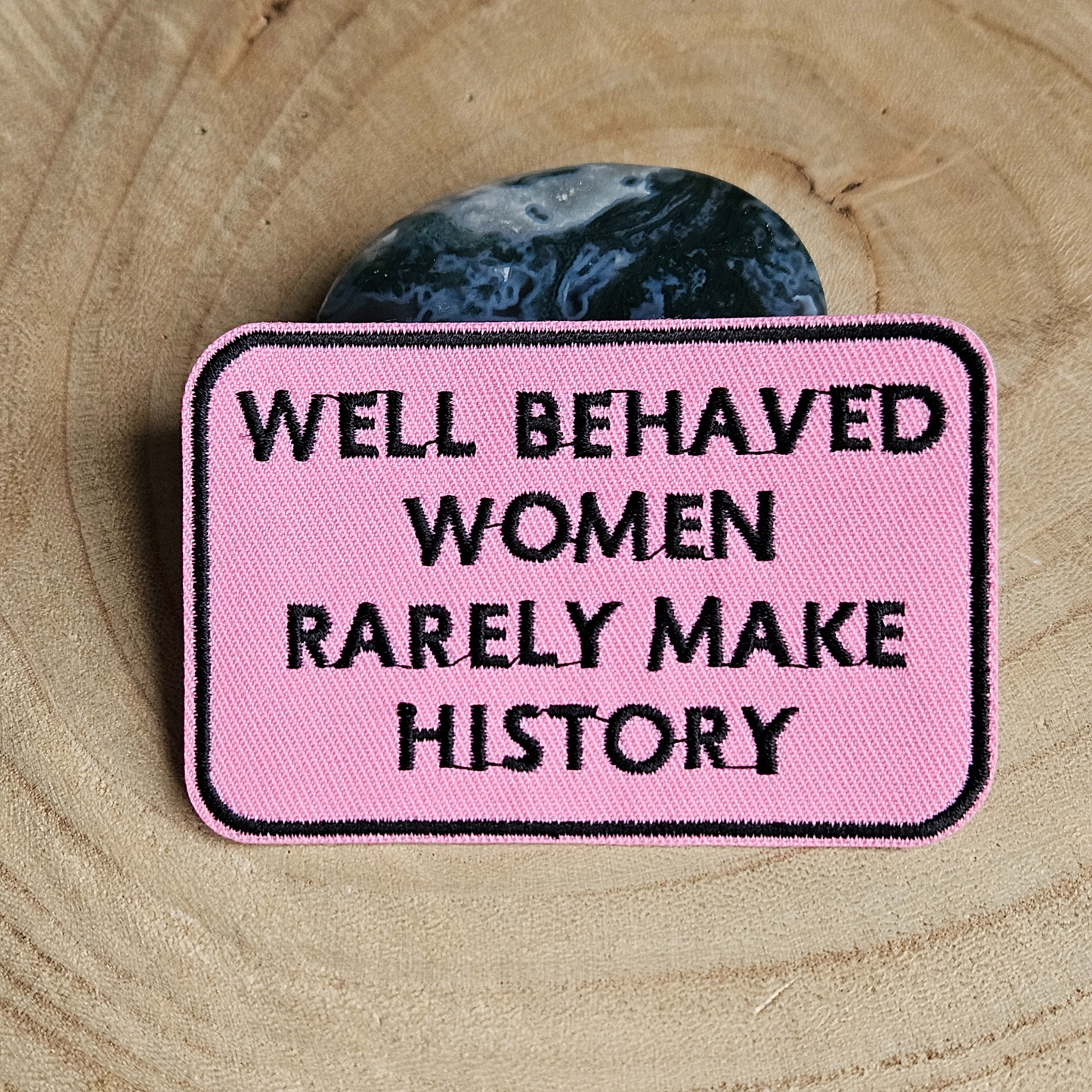 Strijk embleem  -  Iron on Patch  - Well behaved women rarely make history - Roze
