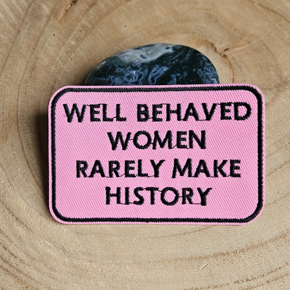 Strijk embleem  -  Iron on Patch  - Well behaved women rarely make history - Roze