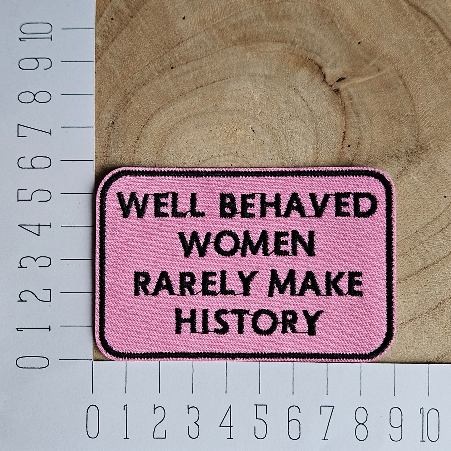 Strijk embleem  -  Iron on Patch  - Well behaved women rarely make history - Roze